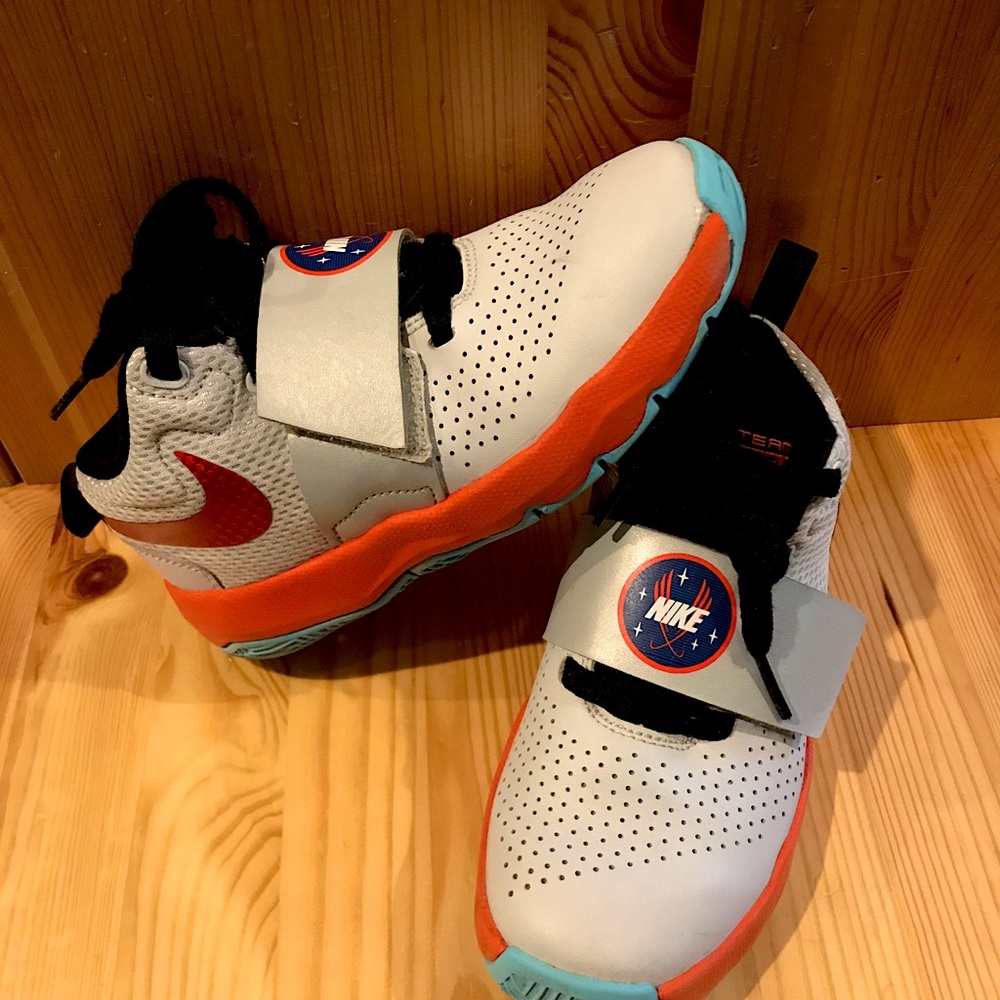 Nike Boys grey Team Hustle D8 sneakers